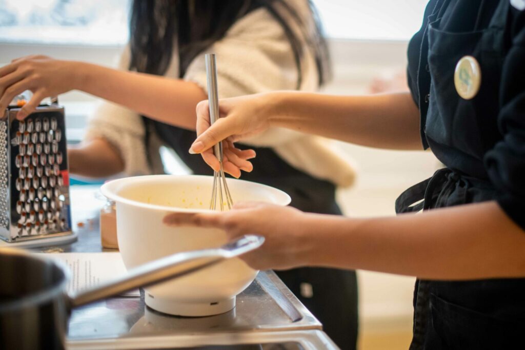 Full rulle i köket  när eleverna lär sig laga klimatsmart mat med baljväxter. 